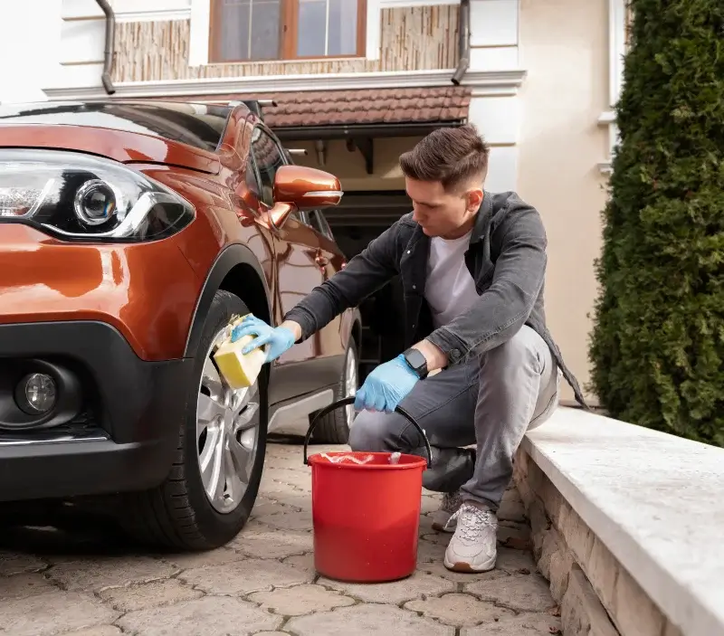 Lavage auto à domicile Le Luart : professionnel intervenant sur un véhicule